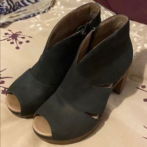 Dansko Delphina Suede Peep Toe 👀 Booty NAVY